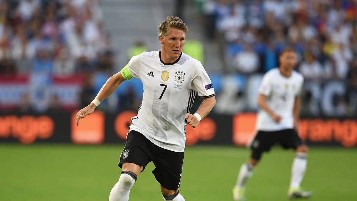 Kaum auf dem Platz, übernimmt Schweinsteiger sogleich Verantwortung und streift sich die Kapitänsbinde über. Wenig später steht der Ex-Münchner im Strafraum im Fokus