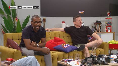 Deutschland dreht das Spiel gegen Portugal noch vor der Halbzeit. Ex-Nationalspieler Cacau lobt im SNICKERS Fan Talks vor allem Außenverteidiger Robin Gosens.