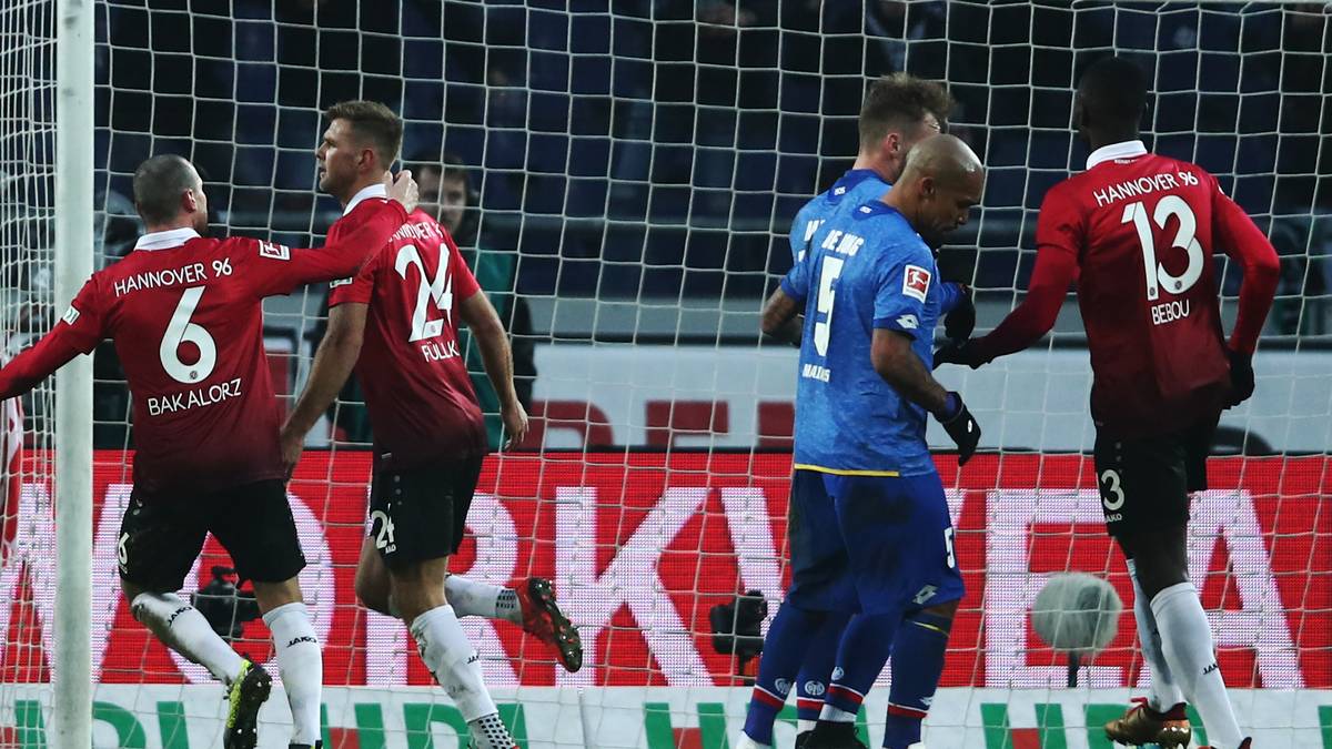 Doch 96 schlägt zurück: Niclas Fuellkrug (2.v.l.) verkürzt zwei Minuten später auf 1:2...