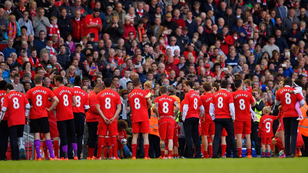Während Gerrard sich anschließend beim Publikum mit den Worten "Ich habe vor den besten Fans der Welt gespielt" bedankt, versammeln sich seine Teamkollegen um ihn herum - einheitlich im Gerrard-Trikot