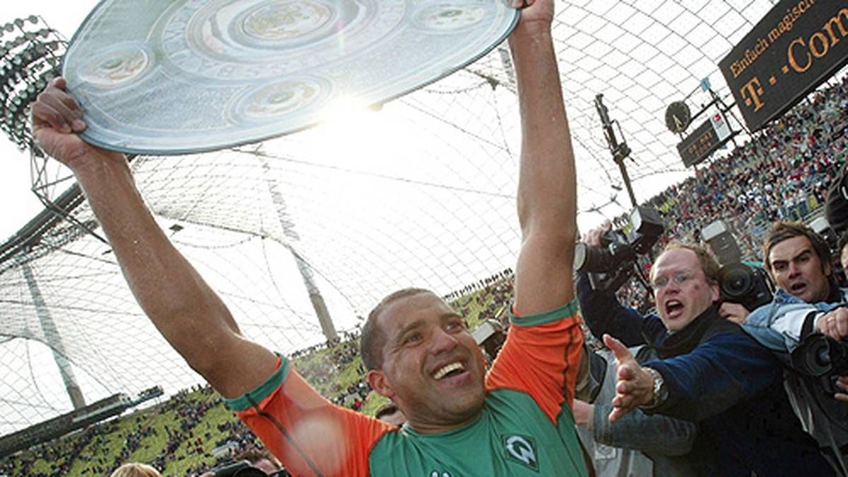 Ailton hebt die Schale in den Münchner Himmel. Der Brasilianer wird mit 28 Treffern auch Torschützenkönig