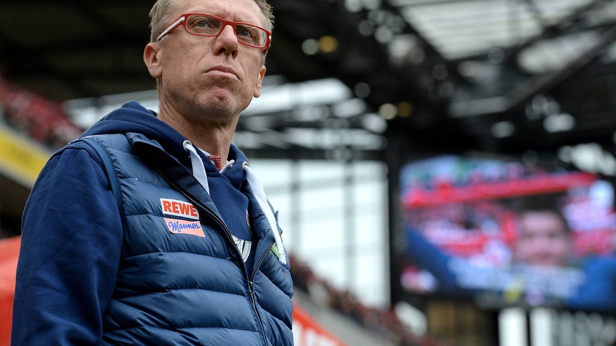 Kölns Trainer Peter Stöger wirkt vor dem rheinischen Duell gegen Bayer 04 Leverkusen in sich gekehrt. Mit 34 Punkten steht seine Mannschaft im Kampf um den Klassenerhalt eigentlich gut da, aber gesichert ist der FC noch längst nicht