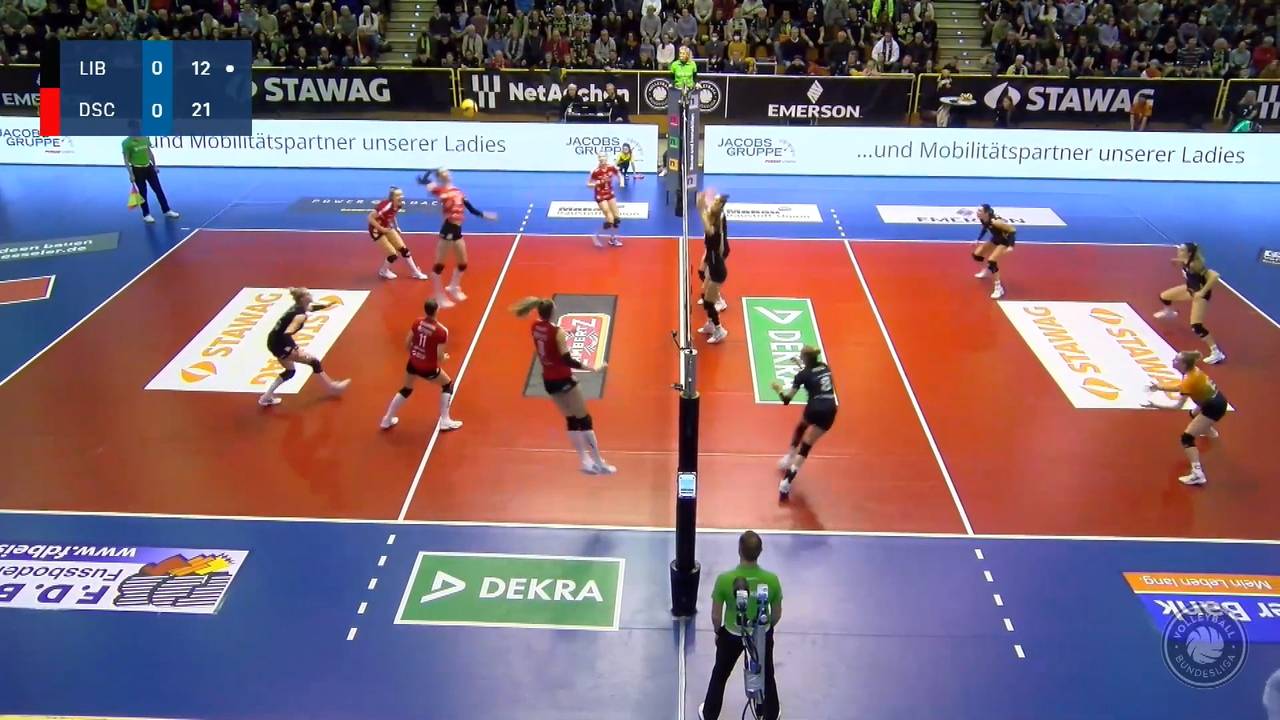 Volleyballspielerin Lara Berger zeigt ihre Qualitäten am Netz gegen Aachen