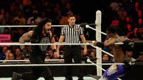 WWE-Champion Roman Reigns (l.) muss beim Royal Rumble 29 Gegner aus dem Ring werfen