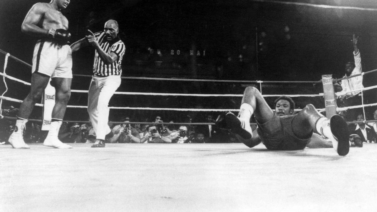 Zwei Links-Rechts-Kombinationen fällen Foreman. Über 100.000 Zuschauer bringen das Stade Tata Raphaël zum Erbeben. Ali ist wieder Weltmeister, sieben Jahre, nachdem ihm der Titel genommen worden war. Als zweiter Boxer nach Floyd Patterson widerlegt er das ungeschriebene Box-Gesetz "They never come back"