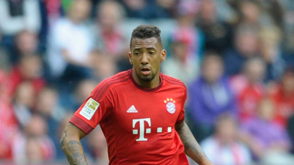 Ganz in Rot tritt der FC Bayern zu Heimspielen in der Arena auf. Nur Ärmel, Kragen und Bund sind in einem dunkleren Rot-Ton abgesetzt. Das "mia san mia" darf natürlch auch nicht fehlen - und steht über dem Spielernamen