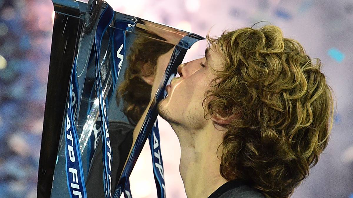 PLATZ 5 - Alexander Zverev gewinnt sensationell als erster Deutscher seit Boris Becker vor 23 Jahren das ATP-Saisonfinale. Im Endspiel bezwingt er den bis dato alles überragenden Novak Djokovic. Der gebürtige Hamburger  ist der jüngste Titelträger bei den ATP Finals seit dem "Djoker" vor zehn Jahren