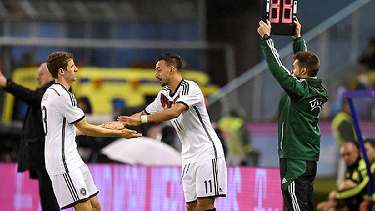 Für den Münchner (l.) kommt Karim Bellarabi von Bayer Leverkusen ins Spiel