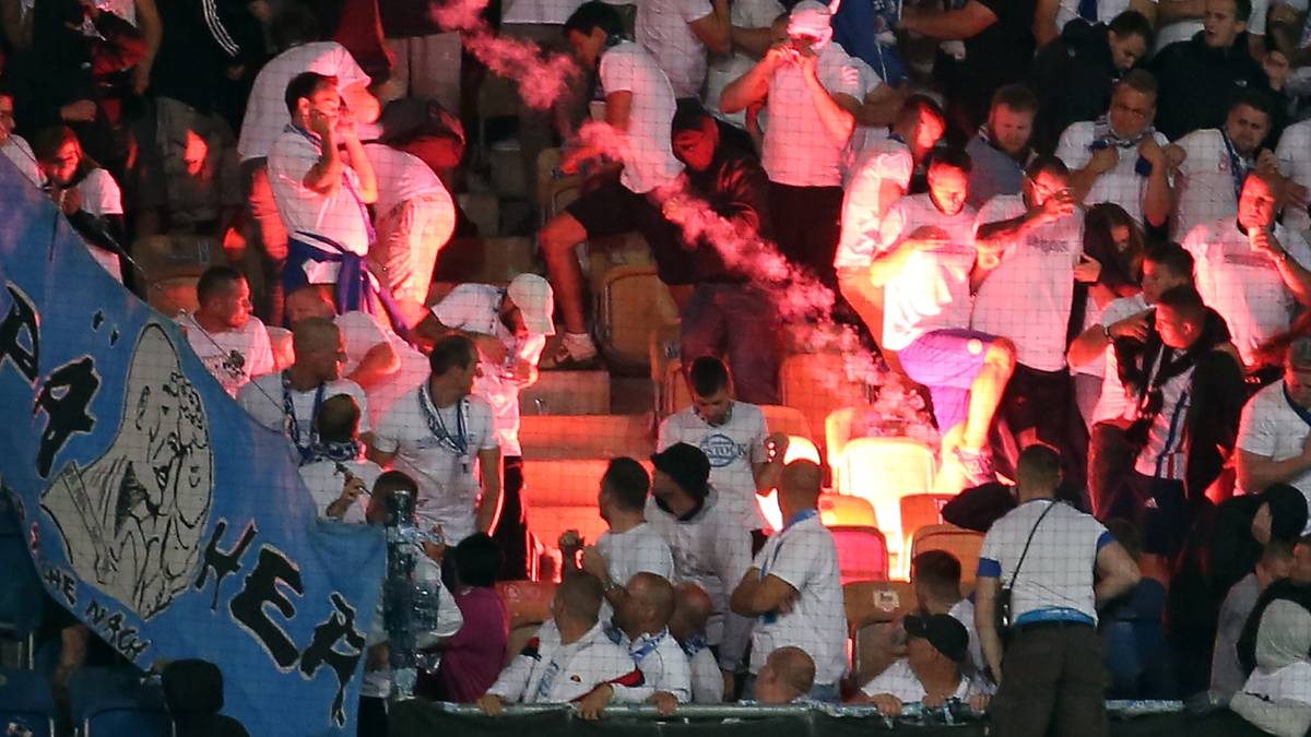 Rostocker Anhänger mussten sich vor den Geschossen in Sicherheit bringen. Dass sich die Berliner am Ende noch mit 2:0 durchsetzen, gerät zur Nebensache