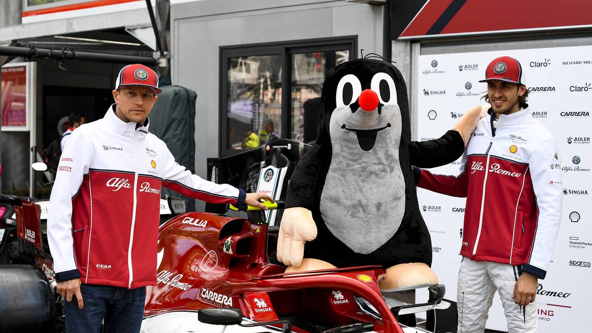 Als die Presse erneut nach dem Jubiläum fragt, antwortet der Finne: "Zahlen interessieren mich nicht. Ob es 300 Grands Prix sind oder 20.000 Rennen, das ist mir doch egal. Ich war nie ein Bestmarkenjäger, das hat mich nie gekratzt. Ich mach, was mir gefällt"