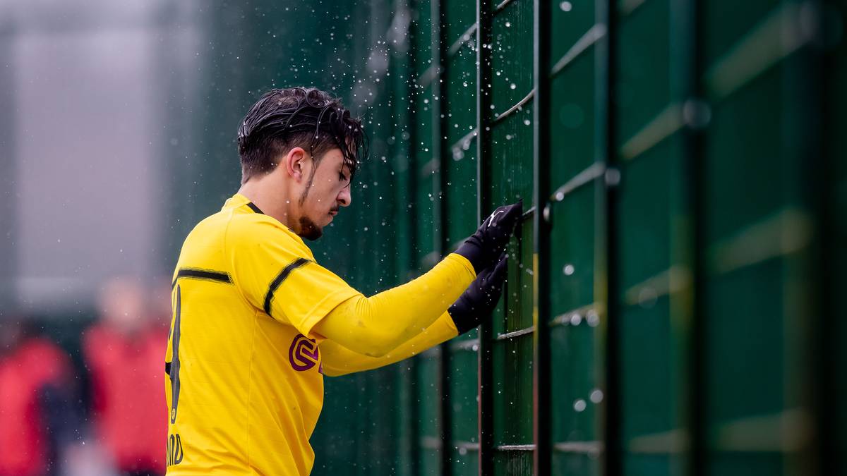 IMMANUEL PHERAI: Der Niederländer kam vor zwei Jahren aus dem Nachwuchs des AZ Alkmaar zum BVB. Im letzten Jahr schoss er die U17 der Dortmunder mit zwei Toren im Finale gegen den FC Bayern zur Meisterschaft. In dieser Saison glänzte der offensive Mittelfeldspieler, der von Mino Raiola beraten wird, mit vier Toren und sechs Assists