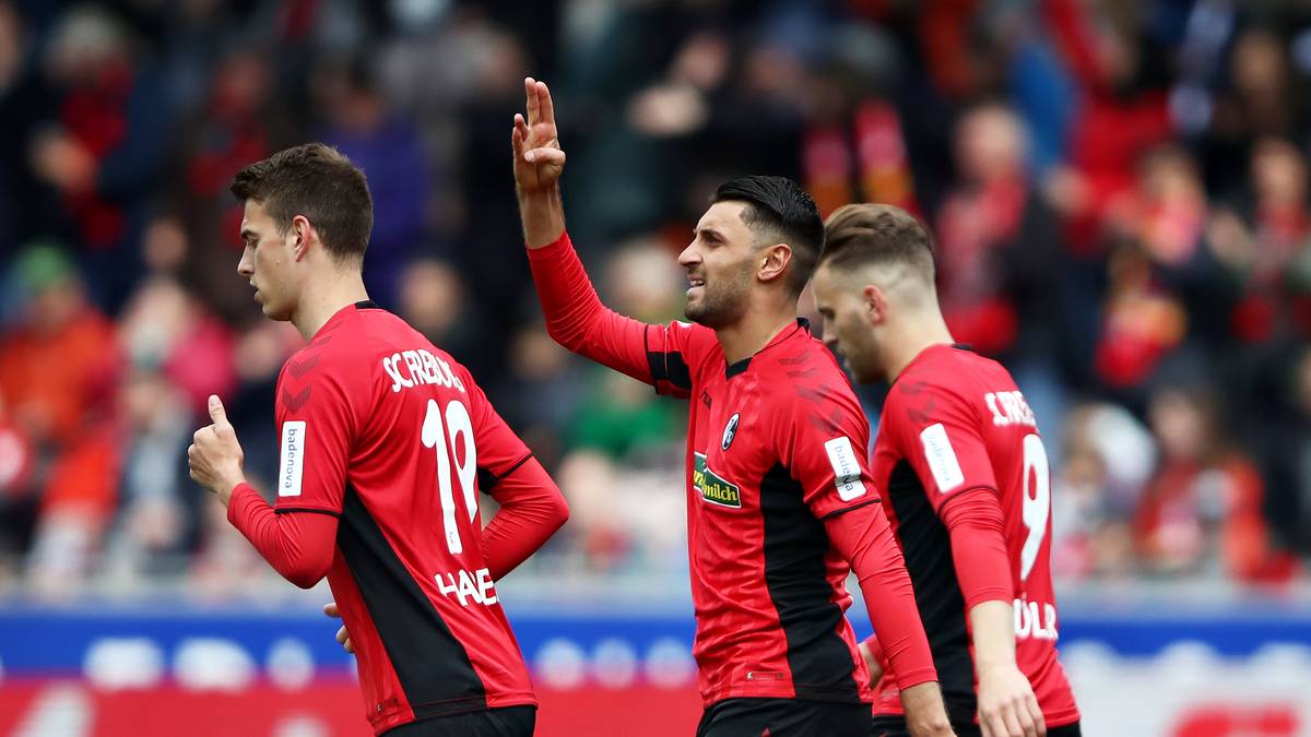 SC FREIBURG - 13-15: Lediglich sieben Saisonspiele konnte das Team von Trainer Christian Streich gewinnen, dennoch steht der souveräne Klassenerhalt. Mit einem achten Erfolg gegen Nürnberg wäre Platz 13 den Freiburgern sicher. Bei Punktverlust droht allerdings das Abrutschen bis auf den 15. Platz