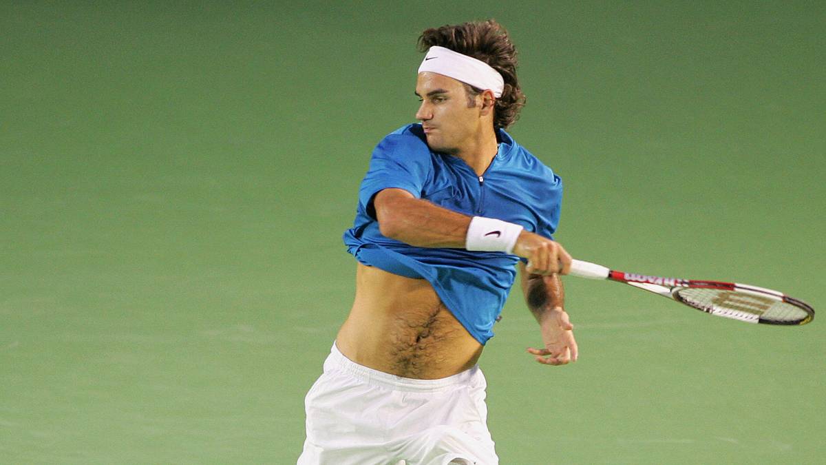 Federer (Bild) geht 2005 als Weltranglistenerster in die Partie. Gegen Safin hat er bis dato in sieben Aufeinandertreffen sechsmal gewonnen. Per Vorhand ins offene Feld verwandelt Safin den Punkt zum Matchgewinn