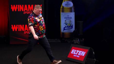 Ricky Evans macht einmal mehr mit seinem Walk-On auf sich aufmerksam. Der Engländer setzt in Göttingen zum Freistoß an.