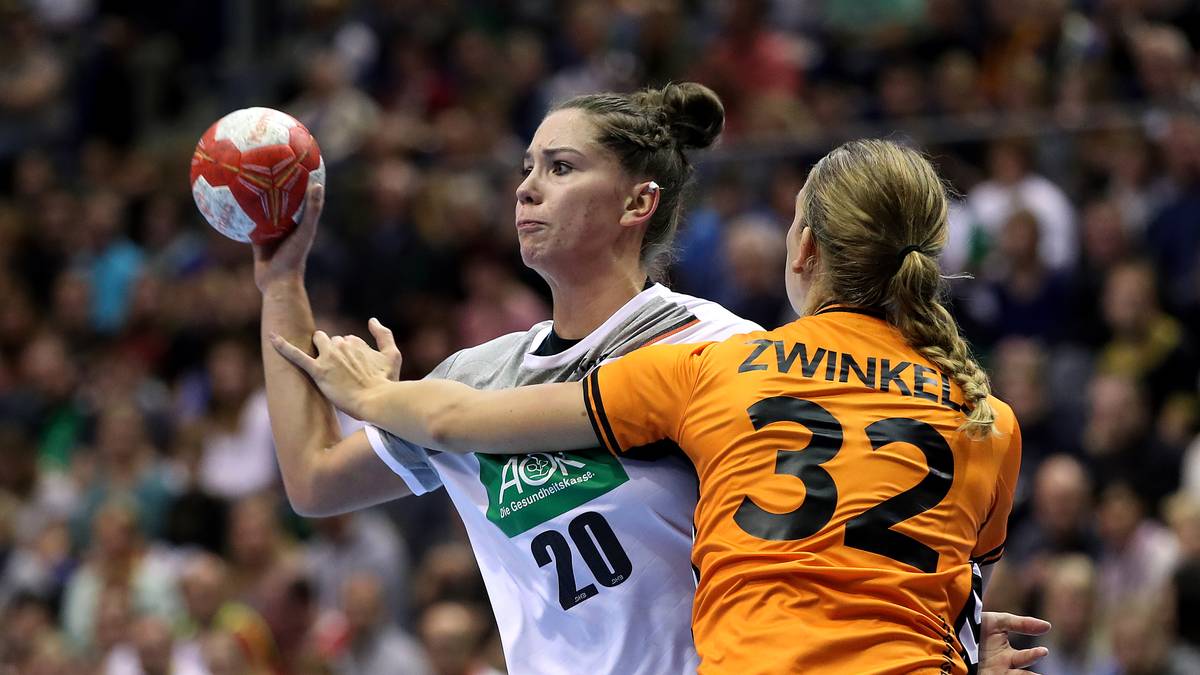 EMILY BÖLK: Zuvor nominierte der DHB bereits das Supertalent Bölk nach. Die 19-Jährige wurde 2014 als beste deutsche Nachwuchsspielerin ausgezeichnet, schaffte im selben Jahr (mit 16 Jahren!) den Durchbruch beim Buxtehuder SV in der Bundesliga. Im Vorjahr folgte dann das Debüt für die Nationalmannschaft