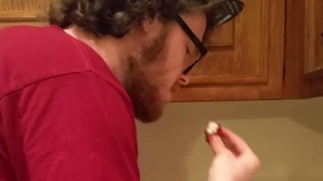 Wettschulden: Cavs-Fan isst Shirt