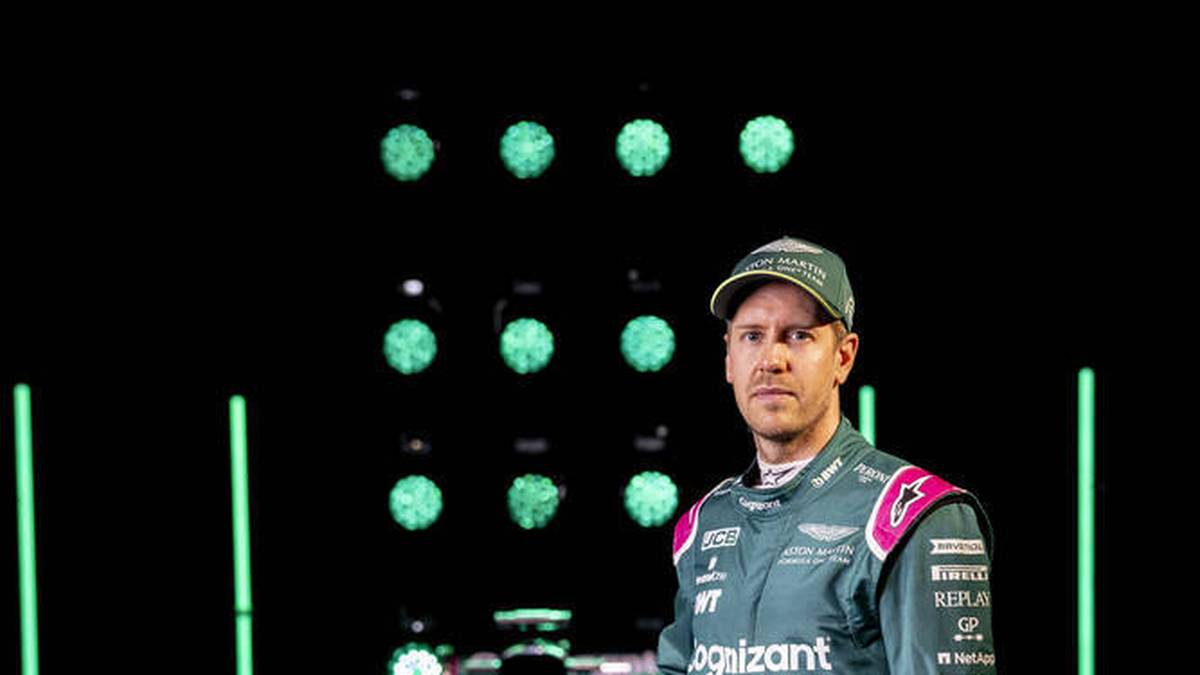 Im September 2020 wird bekannt: Sebastian Vettel fährt ab 2021 für Aston Martin. Im März wird sein neuer Bolide vorgestellt. "Unser Auto ist bis jetzt das schönste, es sieht auf jeden Fall sehr gut aus", schwärmt Vettel bei der virtuellen Vorstellung