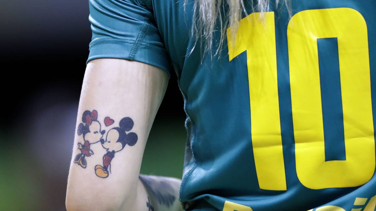 Zwei süße Mäuse hat sich Brasiliens Handballerin Jessica Quintino auf ihren Oberarm stechen lassen