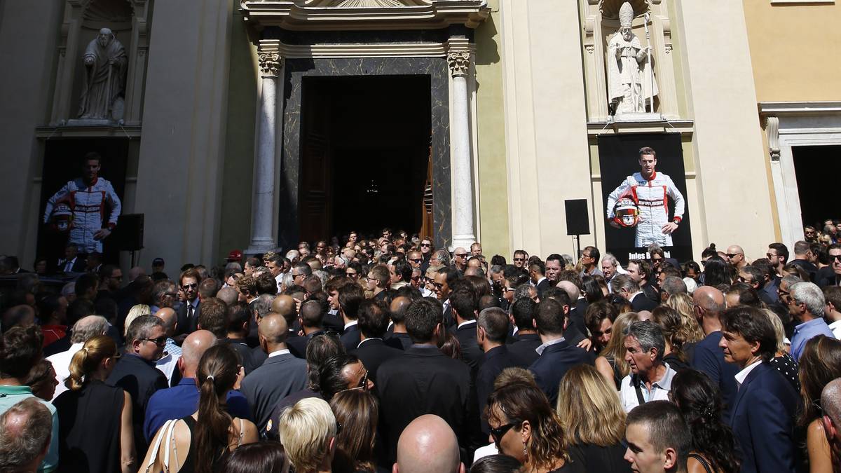 Die Außenwände des Gotteshauses sind mit überdimensionalen Porträts Bianchis dekoriert