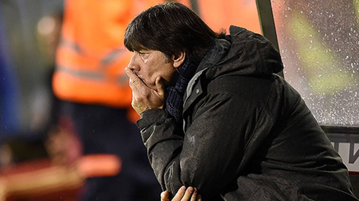 Im Anschluss sieht Bundestrainer Joachim Löw eine neuformierte Dreierkette, die gut harmoniert und insgesamt bis zur Pause wenige Chancen des Europameisters zulässt.