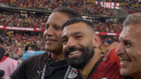 Ägypten schafft Historisches und gewinnt erstmals ein K.o.-Spiel bei einer Weltmeisterschaft. Mo Salah düpiert Australiens Keeper im Elfmeterschießen erst mit einem Panenka-Elfer und kann dann seine Emotionen nicht mehr zurückhalten. 