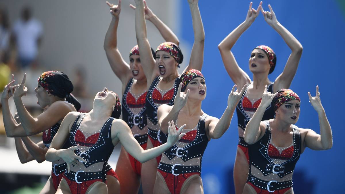 Immer wieder ein optisches Highlight der Spiele: die Synchronschwimmerinnen. Bei der technischen Kür der Gruppe präsentieren sich die Brasilianerinnen von ihrer wilden Seite