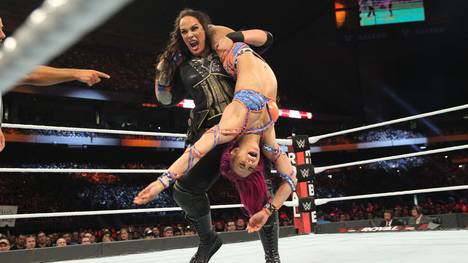 WWE-Star Nia Jax wirbelt ihre Rivalin Sasha Banks durch die Luft