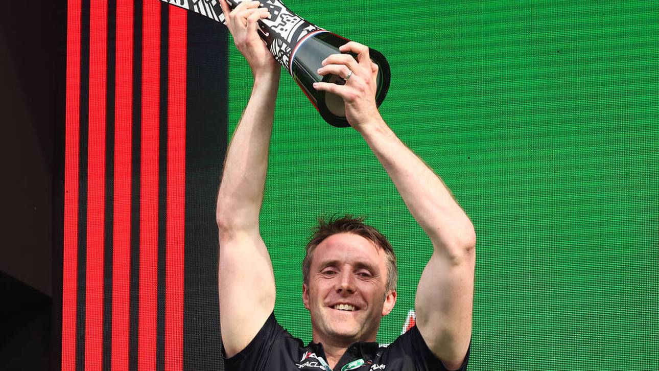 Craig Skinner nimmt einen Pokal entgegen