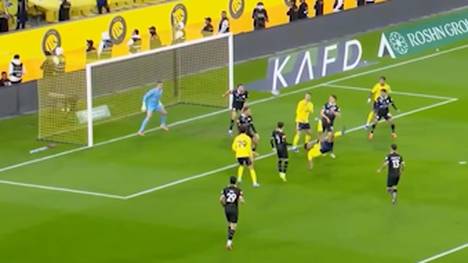 Kingsley Coman trifft für Al Nassr sehenswert per Fallrückzieher. Eines der schönsten Tore in der Karriere des Ex-Bayern-Stars lässt selbst Cristiano Ronaldo staunend zurück. 