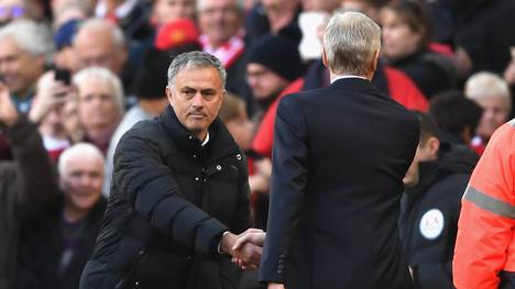 Jose Mourinho (l.) und Arsene Wenger beim No-Look-Handshake