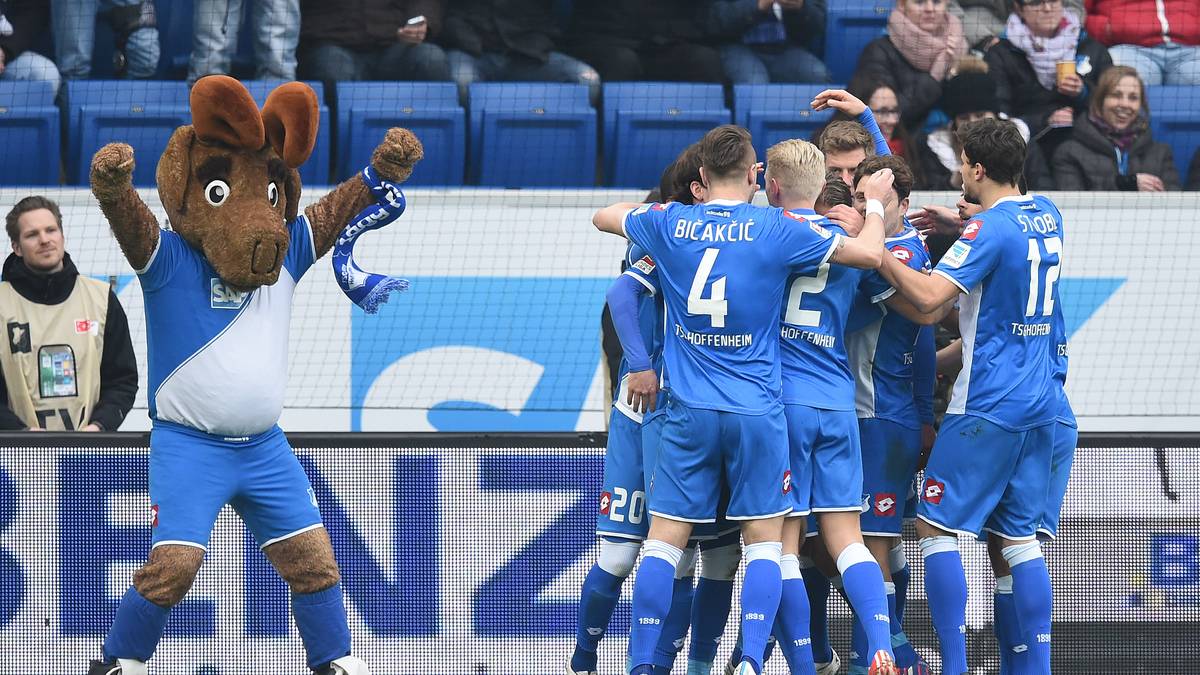 Polanski jubelt, Hoffenheims Maskottchen Hoffi reißt die Arme in den Himmel