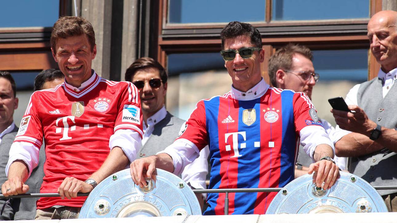 Thomas Müller und Robert Lewandowski bei der Meisterfeier 2022