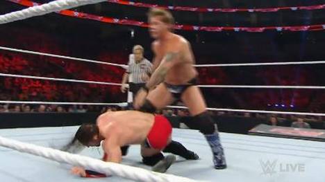 WWE-Star Neville (u.) brach sich bei RAW im Kampf gegen Chris Jericho den Knöchel