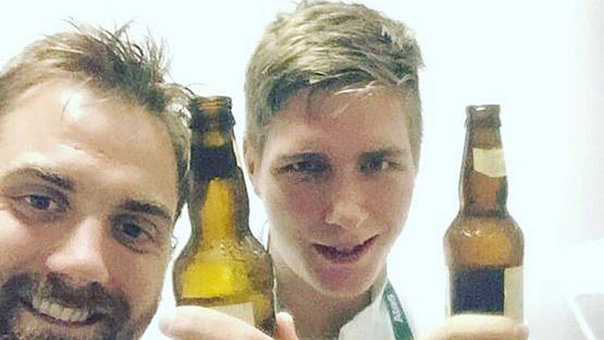 ...ehe dann auch zum ein oder anderen Bier gegriffen wird. Torhüter Andreas Wolff nennt das spaßig die "letzte Dopingprobe"