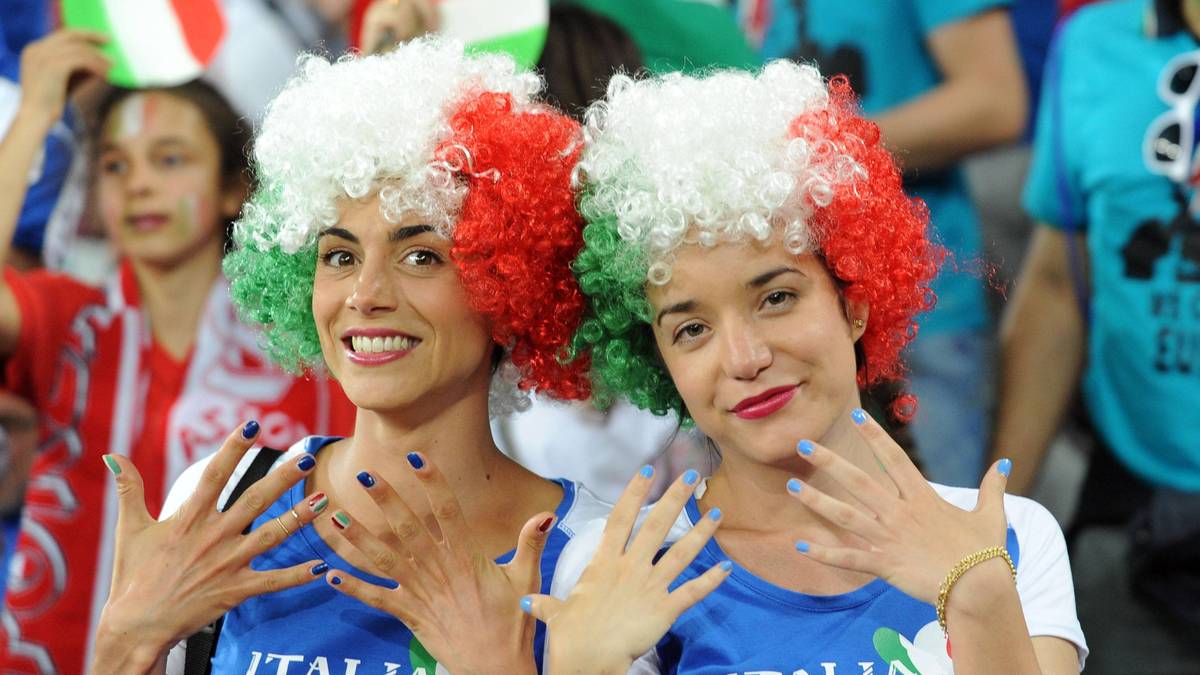 Im Partnerlook gegen Spanien. Für das Knallerduell des Achtelfinales zwischen Italien und Spanien müssen diese Italienerinnen nicht ihre Krallen ausfahren, ihre Jungs auf dem Platz aber schon