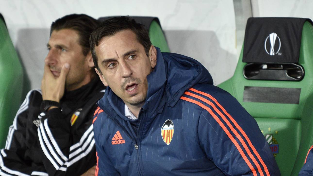 Fans verbrennen Neville-Maske