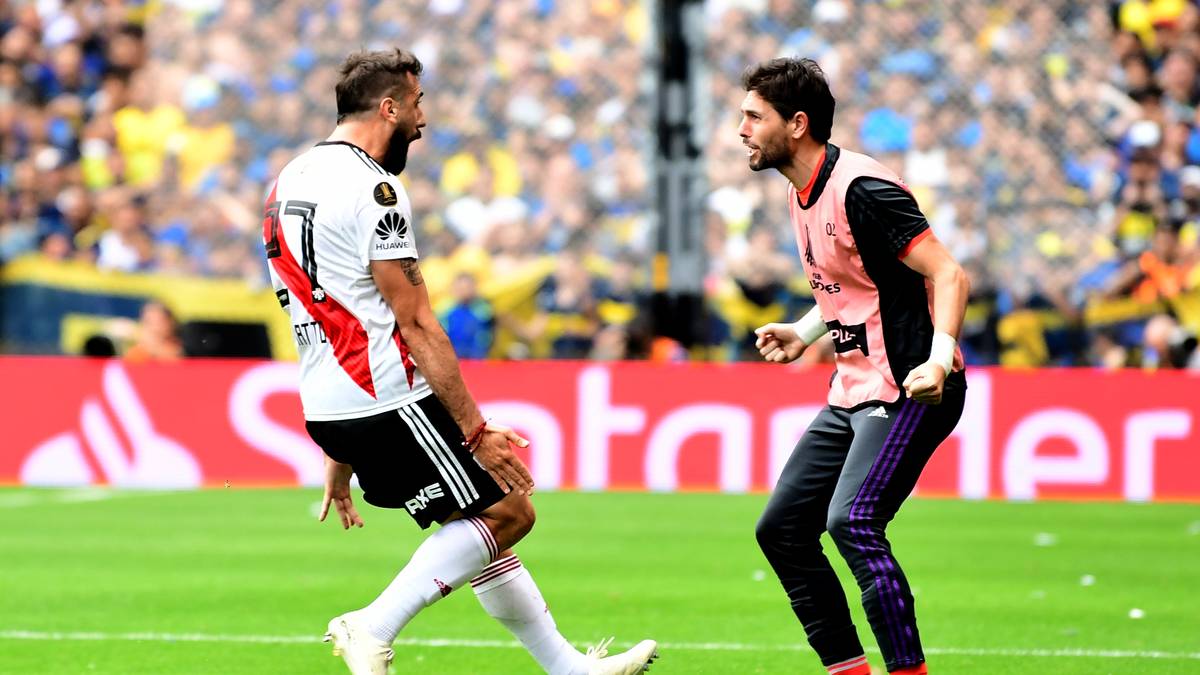 Lucas Pratto gleicht nur Sekunden später aus und zieht La Bombonera den Stecker. Auswärtsfans sind wegen diverser Ausschreitungen seit 2013 in Argentinien generell nicht zu Spielen zugelassen