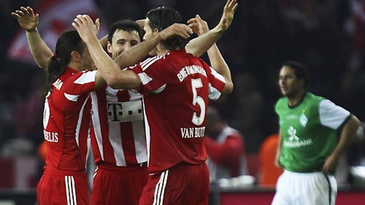 Ein weiterer Glanzpunkt im Nord-Süd-Duell ist das Pokalfinale 2010 in Berlin - und eine Machtdemonstration der van-Gaal-Elf, die sich mit einem 4:0-Triumph das Double sichert