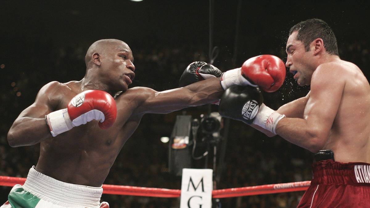 Platz 3: Oscar de la Hoya - 40 Mio. Dollar (gegen Floyd Mayweather, Mai 2007). Beim Megafight 2007 gegen "Golden Boy" de la Hoya hat Mayweather bei den Einahmen noch das Nachsehen. Während sein Gegner mit 40 Millionen Kampfbörse Tyson und Holyfield als Topverdiener ablöst, bekommt Mayweather "nur" 20. Nach zwölf unmämpften Runden siegt er dafür knapp nach Punkten
