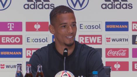 Die deutsche Nationalmannschaft bereitet sich in Herzogenaurach auf die Spiele in der Nations League vor. Leroy Sané kam dabei mit einem Mercedes an. Thilo Kehrer verglich den Flügelstürmer mit seinem Auto.