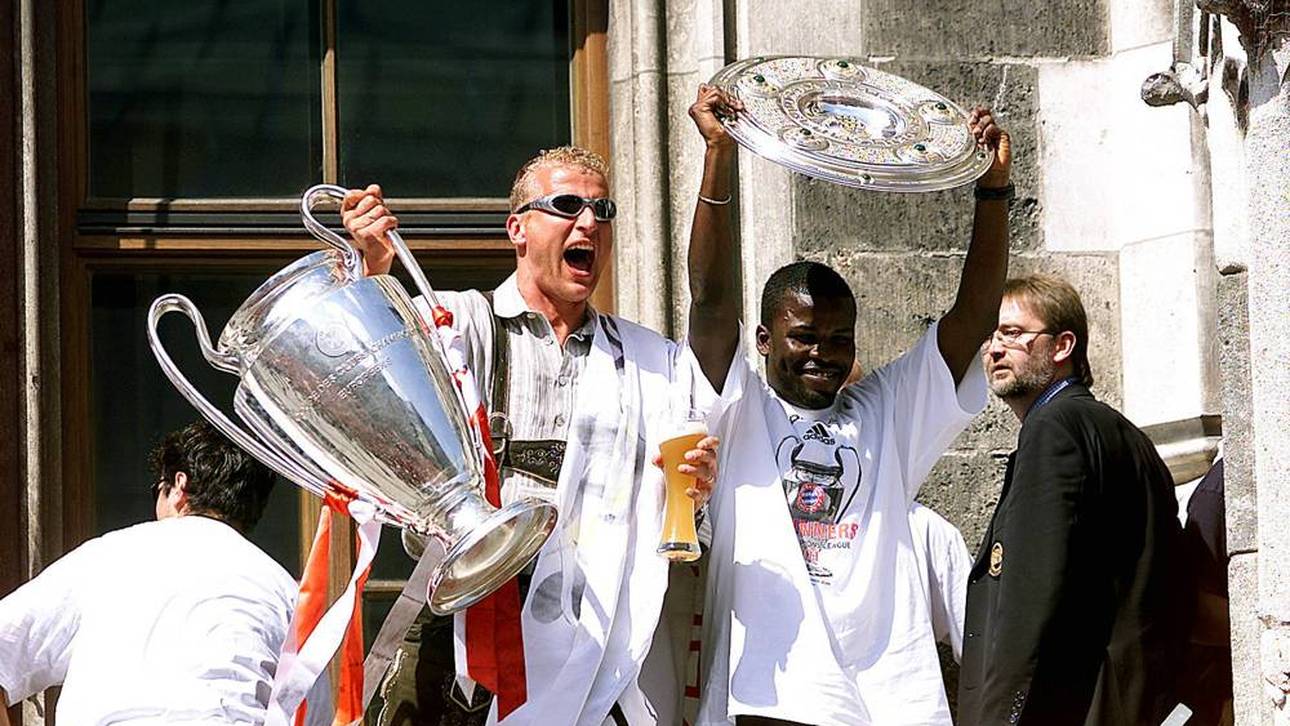 Carsten Jancker mit spezieller Brillenwahl auf dem Münchner Rathausbalkon im Sommer 2001