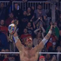 13 Jahre nach seinem schockierenden Rücktritt krönt sich Adam Copeland, ehemals Edge, mit 50 bei WWE-Rivale AEW nochmal zum Champion - unter emotionalen Umständen.