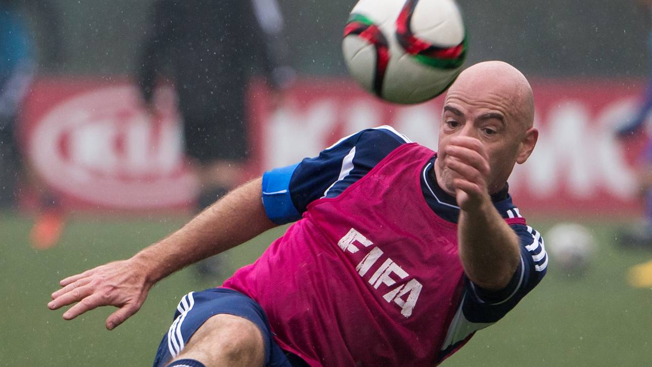 Infantino spielt Fußball mit Ex-Stars