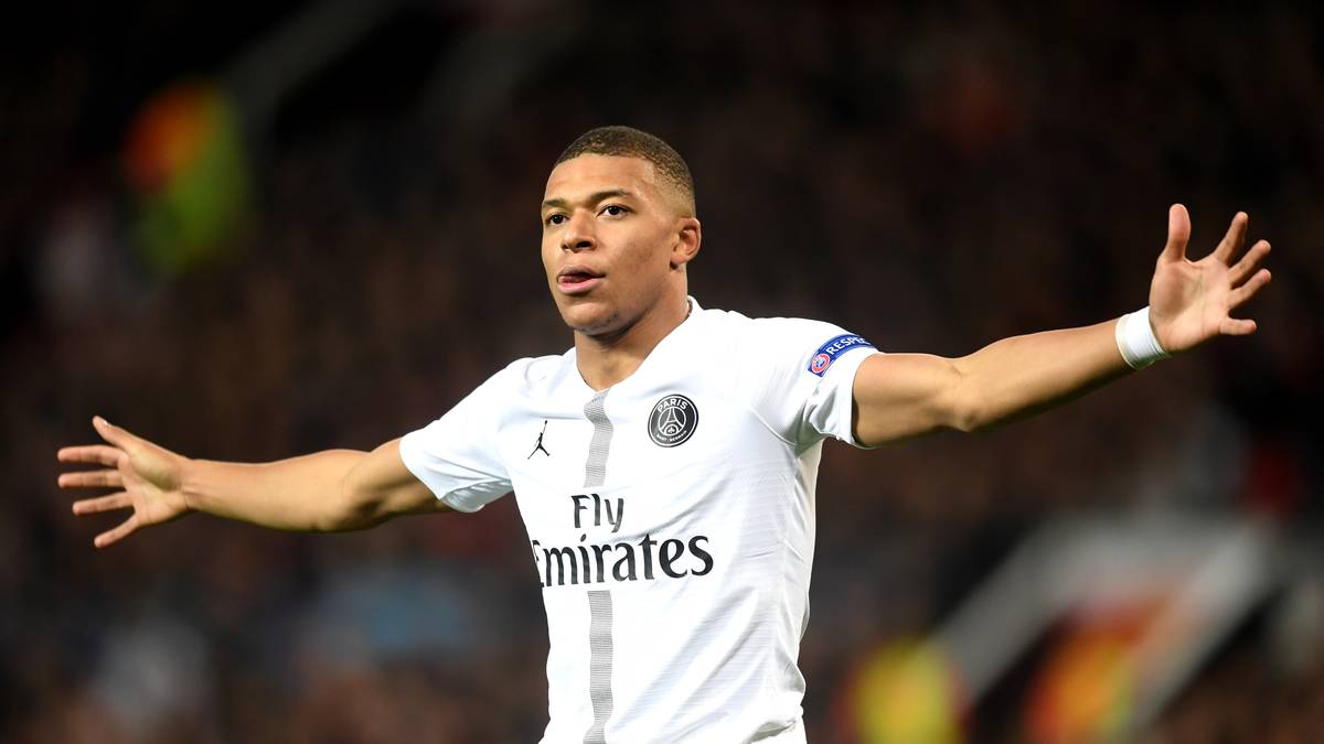 PLATZ 14 – KYLIAN MBAPPE (Fußball): Search-Score 32, Werbeeinnahmen 18,87 Mio., Social Media 23,5 Mio. Follower. Der Franzose ist mit einem Marktwert von 227 Mio. Euro der teuerste Spieler der Welt - und das mit gerade einmal 20 Jahren