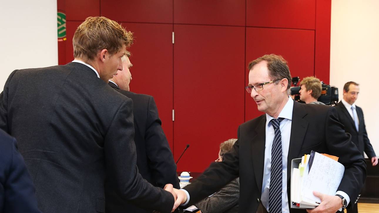 Hans E. Lorenz (r.) begrüßt Stefan Kießling