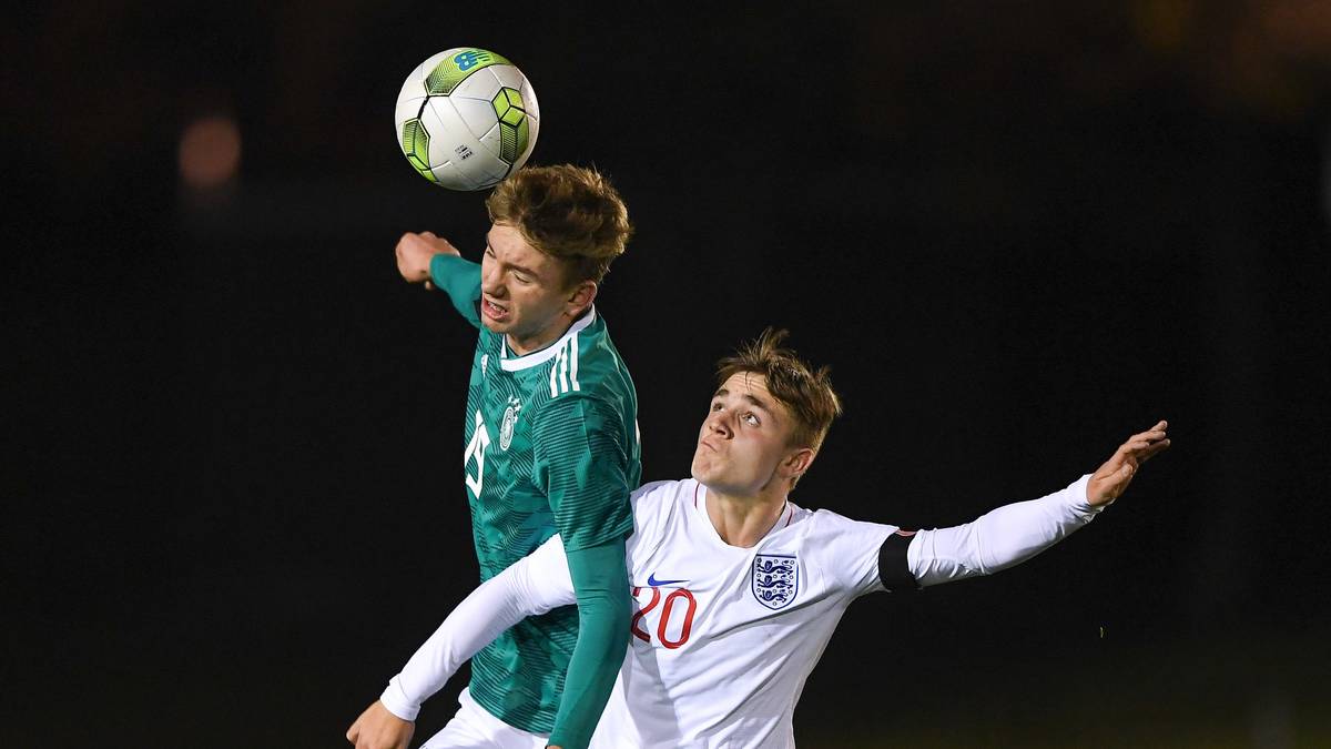 NICK WOLTEMADE (WERDER BREMEN) - STÜRMER: Der gebürtige Bremer ist bereits 1,96m groß und ein richtiger Brecher im Sturmzentrum. Vor dem Bayern-Spiel der Profis durfte er schon bei Florian Kohfeldt mittrainieren. "Er ist ein herausragendes Talent", sagt der Cheftrainer
