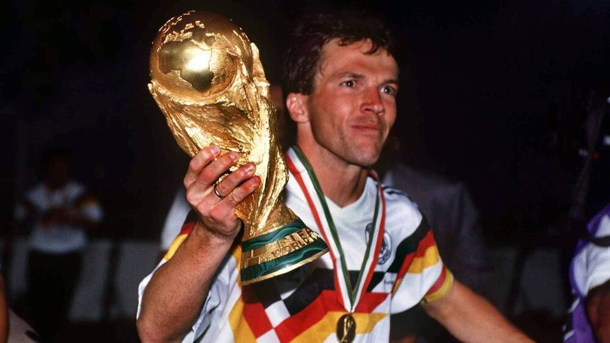 Lothar Matthäus feiert den WM-Triumph 1990