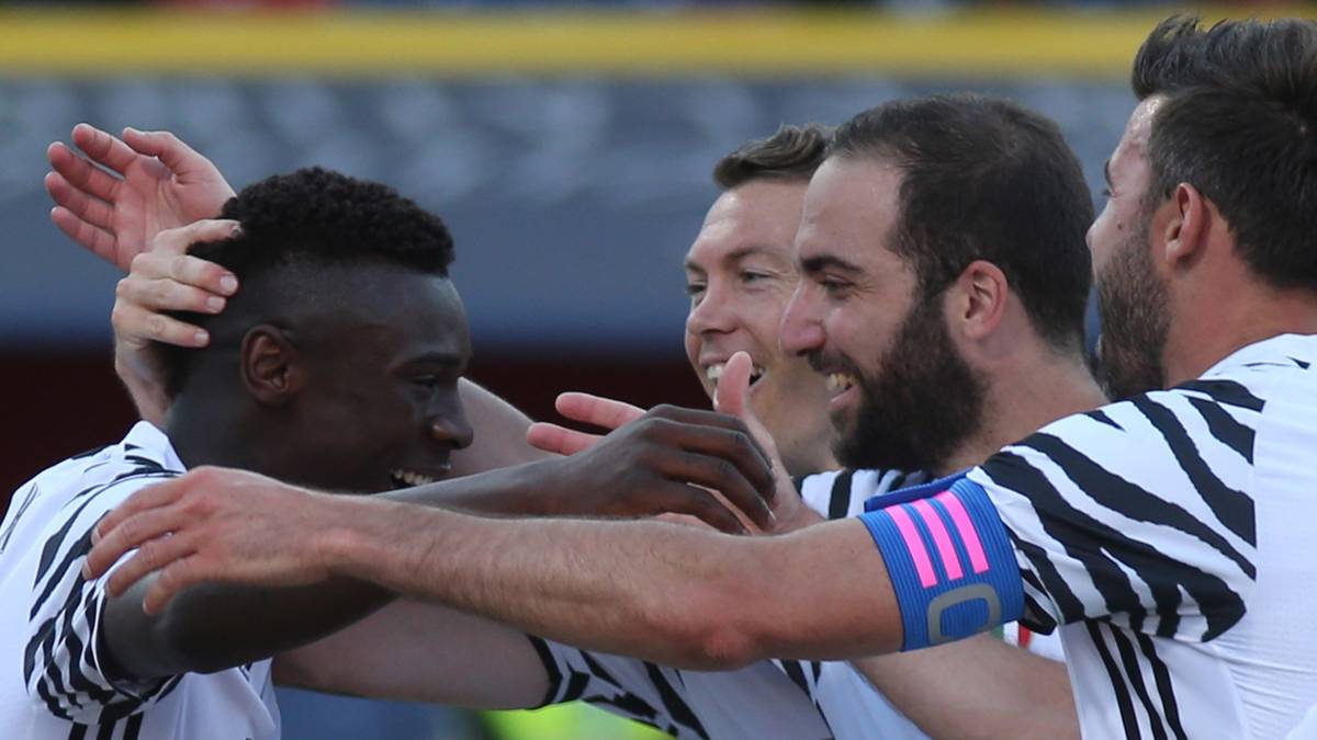 Dazu schoss Kean (l.) in der Primavera von Juventus, vergleichbar mit der deutschen A-Jugend, 24 Tore in 25 Spielen. In der Serie A hat der Wunderknabe auch schon getroffen - als erster im Jahr 2000 oder später geborener Spieler der italienischen Spitzenliga