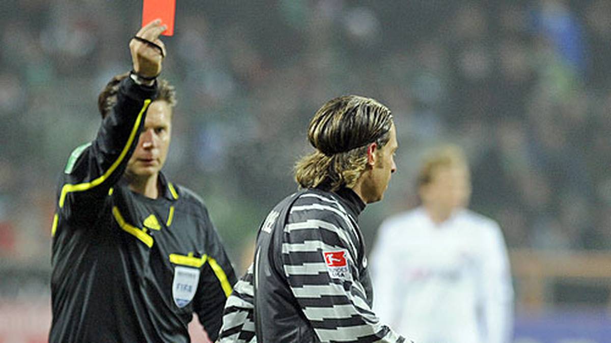 Im Rückrundenspiel 2010/2011 fliegt Werder-Keeper Tim Wiese vom Platz. In den letzten Minuten senst er den auf sich zueilenden Müller um und sieht wegen der Notbremse Rot