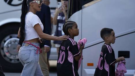 Kim Kardashian besucht mit ihrem Sohn Saint die Spiele der Topstars. Zuerst gibt es ein Foto mit Messi und ein paar Tage später trifft Saint auch Neymar und Ronaldo.